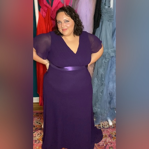 Plus size formal dress. Very flattering. - Picture 4 of 4